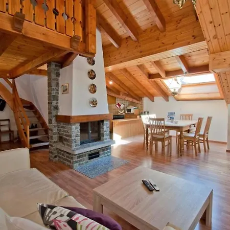 Three-bedroom Cozy In Апартаменти